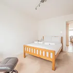 Elegant 2-Bed Flat In Prime Golders Green Location