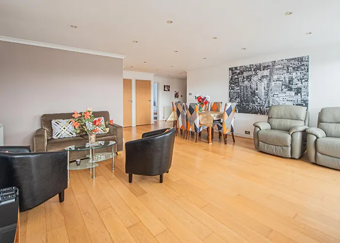 Elegant 2-Bed Flat In Prime Golders Green Location