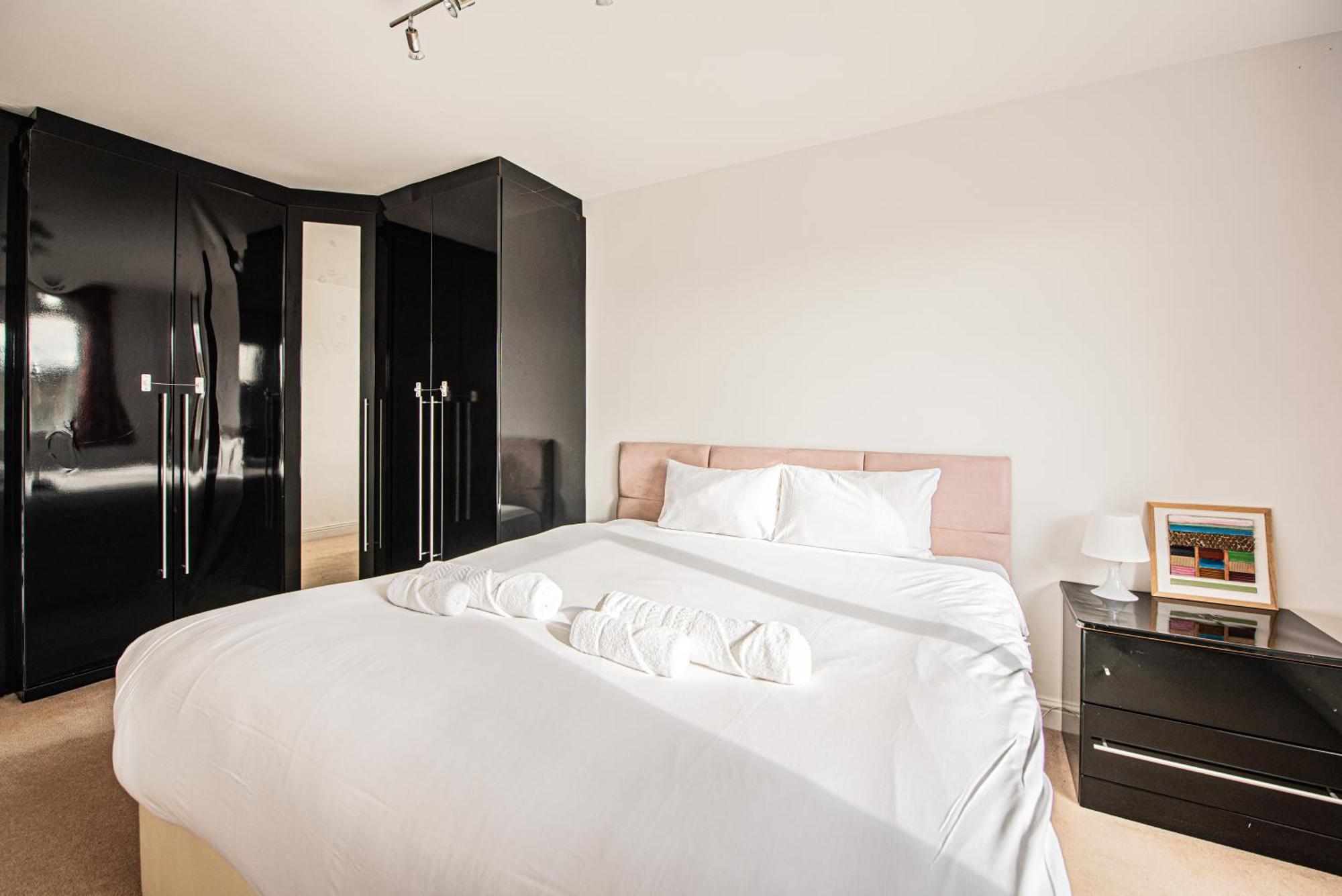 Elegant 2-bed Flat In Prime Golders Location *