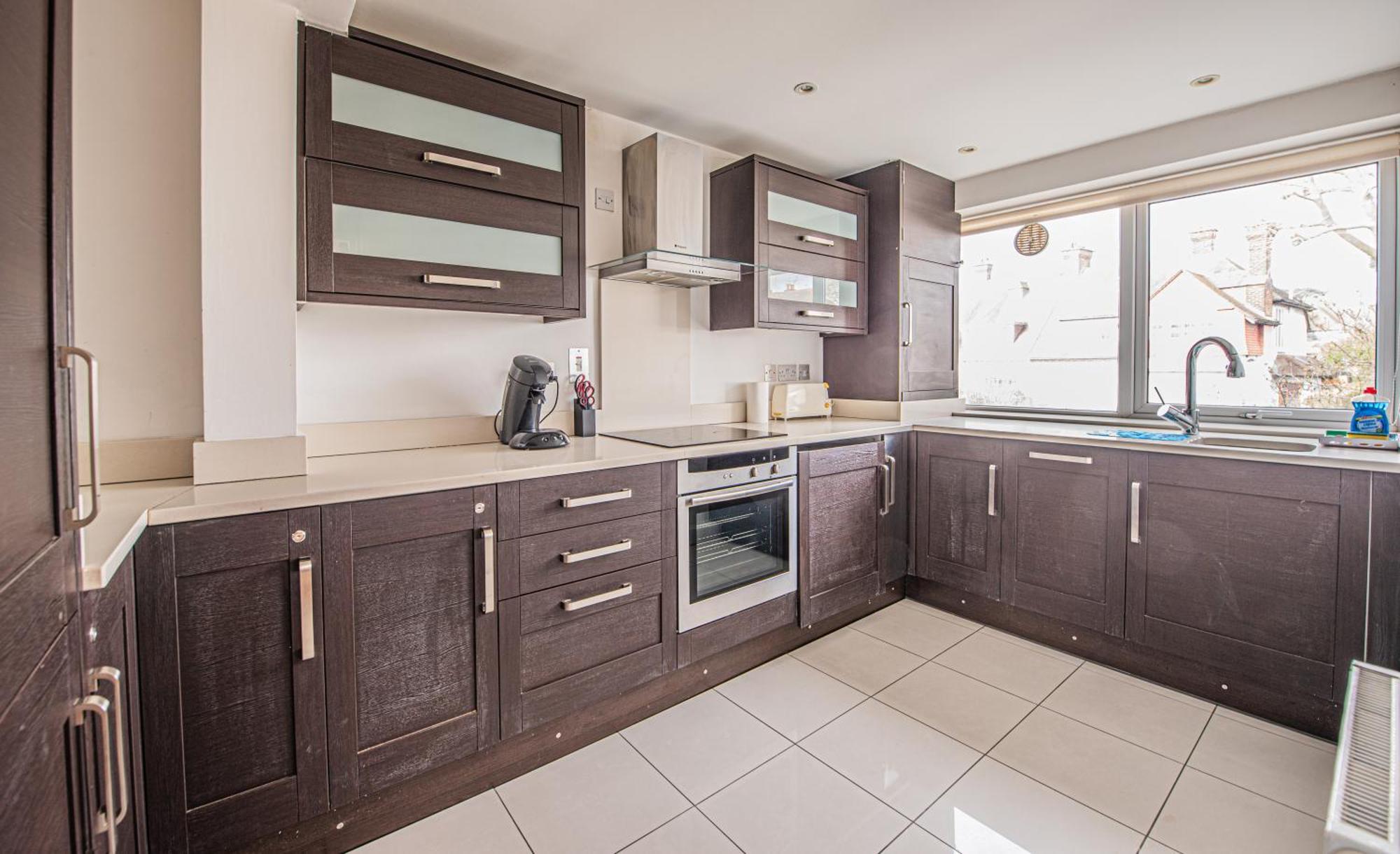 Elegant 2-bed Flat In Prime Golders Location *