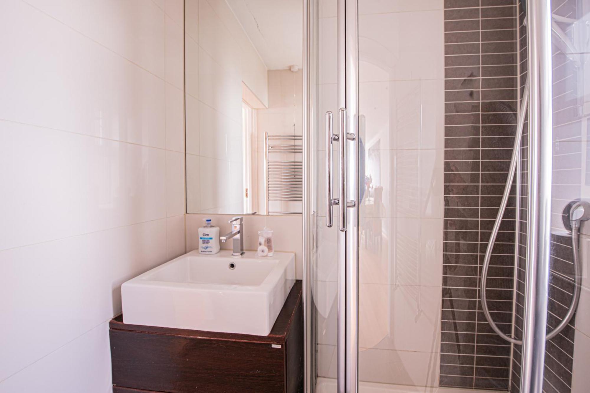 Elegant 2-bed Flat In Prime Golders Location